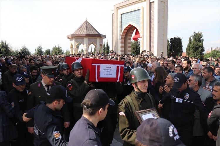 <p>Kılınan cenaze namazının ardından şehit Gökçe'nin cenazesi Payas Şehitliği'nde toprağa verildi. </p>

<p> </p>
