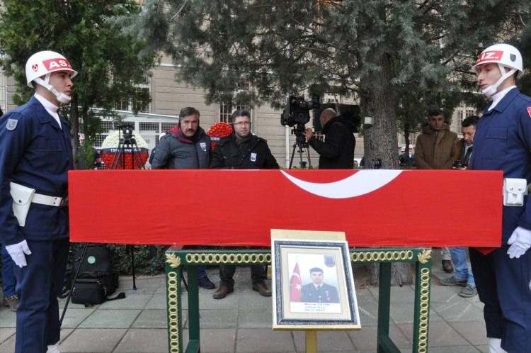 <p>Şehit Çetin'in Türk bayrağına sarılı naaşı askeri uçakla Muharip Hava Kuvveti Komutanlığına getirildi. Burada düzenlenen askeri törene şehidin ailesi ve yakınlarının yanı sıra Vali Özdemir Çakacak, AK Parti Genel Başkan Yardımcısı Harun Karacan, Muharip Hava Kuvveti Komutanı Orgeneral Atilla Gülan katıldı.</p>

<p> </p>
