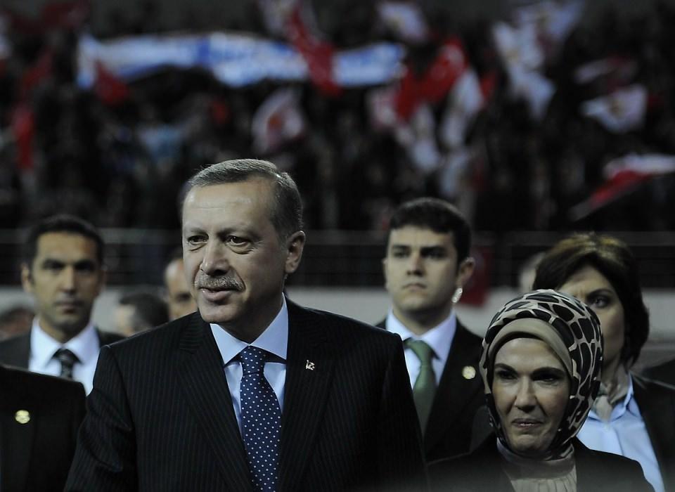 <p>15 Mart 2003 tarihinde Başbakanlık görevini üstlenen Recep Tayyip Erdoğan, aydınlık ve sürekli kalkınan bir Türkiye idealiyle, hayatî öneme sahip birçok reform paketini kısa süre içinde uygulamaya koydu. </p>

<p> </p>
