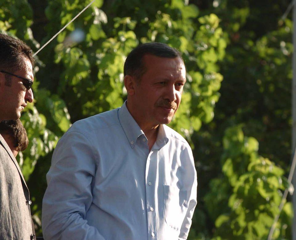 <p>Demokratikleşme, şeffaflaşma ve yolsuzlukların engellenmesi yolunda büyük mesafeler katedildi. Buna paralel olarak ülke ekonomisi ve toplum psikolojisini olumsuz yönde etkileyen ve onyıllardır çözülemeyen enflasyon kontrol altına alındı, itibarını yeniden kazanan Türk Lirası'ndan 6 sıfır atıldı.</p>

