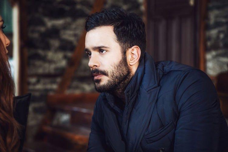 <p>Cem Yılmaz'ın birçok filminde yönetmenlik yapmış olan Kıvanç Baruönü ise bu filmde de yönetmen koltuğuna oturacak.</p>