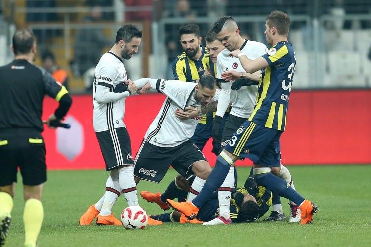 <p>Beşiktaş ile Fenerbahçe arasında oynanan Zirat Türkiye Kupası'nda çeyrek final ilk maçında olaylar çıktı.</p>
