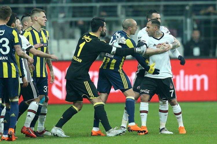 <p>Quaresma, gördüğü kırmızı kartın ardından sinirlerine hakim olamayarak De Souza'nın üstüne yürümeye çalıştı. Beşiktaşlı oyuncuların yanı sıra sarı-lacivertli takımın kalecisi Volkan Demirel, Quaresma'yı sakinleştirmekte zorlandı.</p>
