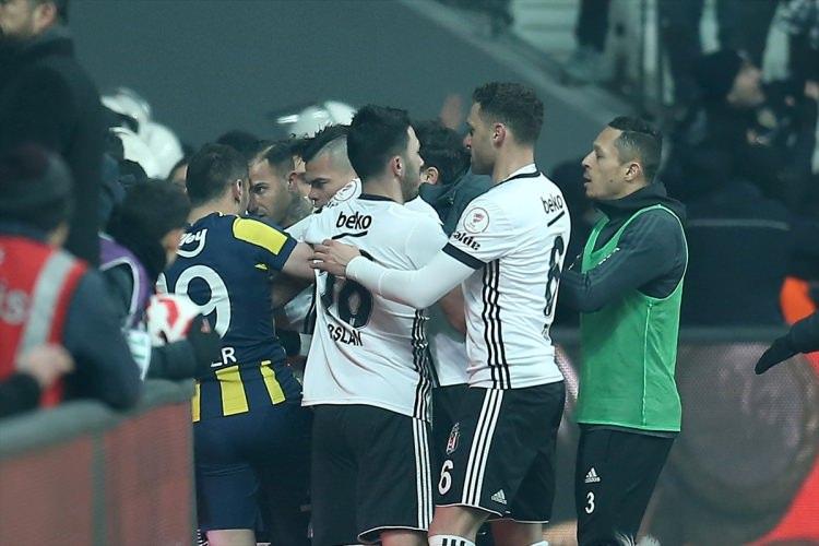 <p>Yaşanan gerginlik sonrası Fenerbahçe'den Mehmet Ekici de sarı kart gördü. Sarı-lacivertli takımın teknik direktörü Aykut Kocaman da saha içine kadar gelerek iki takım oyuncularını sakinleştirmeye çalıştı. Kocaman, sarı kartı olan Volkan Demirel ile de kısa bir görüşme yaptı.</p>
