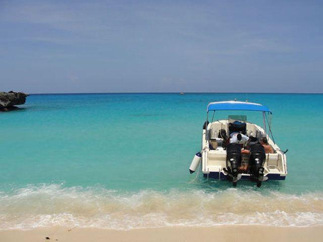 <p><strong>26. Köpek Adası - San Blas, Panama</strong></p>
<p>Kartpostallardan çıkmış gibi, bembeyaz kumlu plajları, son derece dost canlısı yerli halkıyla Köpek Adası dünyanın cennet noktalarından bir diğeri. Adada turist tekneleri kıyıya yanaşıp jeneratörlerle ziyaretçilere hizmet veriyorlar.</p>