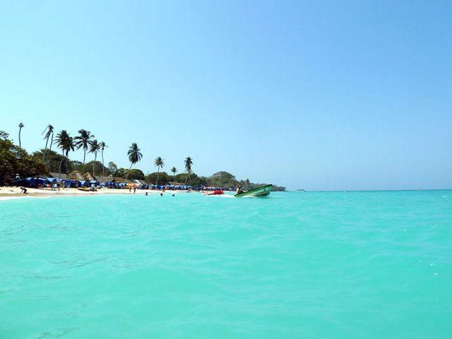 <p><strong>22. Playa Blanca - Kolombiya</strong></p>
<p>Playa Blanca, Baru Adası'nda Cartagena'nın ana limanından tekneyle yaklaşık 1 saat kadar uzaktadır. Tertemiz plajıyla Karayipler'in incisi diyebiliriz. Sakin ve sıcak suyuyla, şnorkel ile dalma ve yüzme için muazzam bir yerdir.</p>