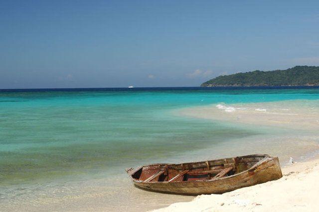 <p><strong>14. Cayos Cochinos - Honduras</strong></p>
<p>Cayos Cochinos veya Cochinos Cays, Honduras'ın kuzey kıyılarında La Ceiba'nın 30 kilometre kuzeydoğusundaki iki küçük adadan oluşan grup ve 13 küçük mercan küveti grubudur. Adalar, Deniz Koruma Bölgesi olup, Mezo-Amerikan Bariyersiz Reef olarak bilinen dünyanın ikinci büyük mercan resifi sisteminin parçasıdır.</p>