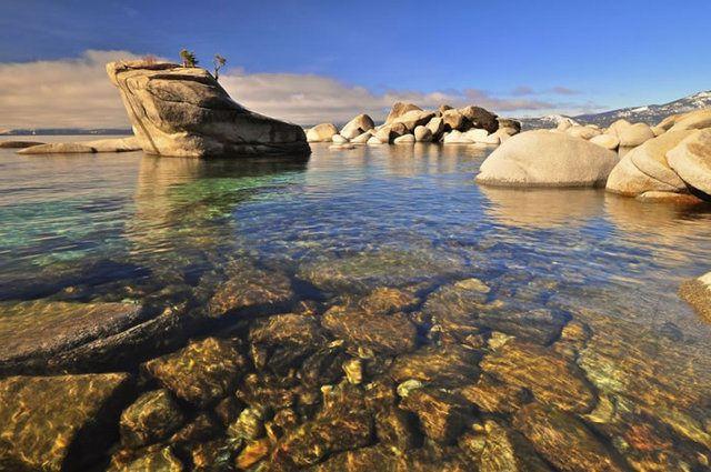 <p><strong>13. Tahoe Gölü - Nevada</strong></p>

<p>Tahoe Gölü, Birleşik Devletler'in Sierra Nevada kentinde bulunan büyük bir tatlı su gölüdür. Tahoe Gölü, Kuzey Amerika'nın en büyük dağ gölüdür ve  501 metre derinliğe sahiptir ve bu da Amerika Birleşik Devletleri'nde ikinci en derin deridir. </p>

<p>Tahoe Gölü, hem Nevada hem de California'da önemli bir turizm cazibe merkezidir. Bir dizi kayak merkezi, yazlık açık rekreasyon ve turistik mekanlara ev sahipliği yapmaktadır.</p>

