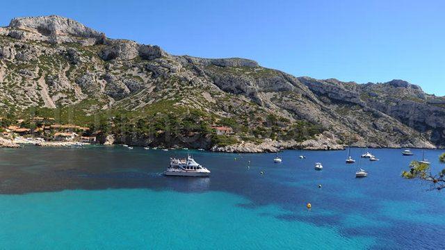 <p><strong>10. Calanque de Sormiou - Fransa</strong></p>
<p>Fransa'nın en zarif noktalarından biridir. Fransa'nın dört bir alanından yürüyüşçülere ve tırmanışçılara ev sahipliği yapar. Turkuazdan koyu maviye uzanan skalada mavi suları vardır.</p>