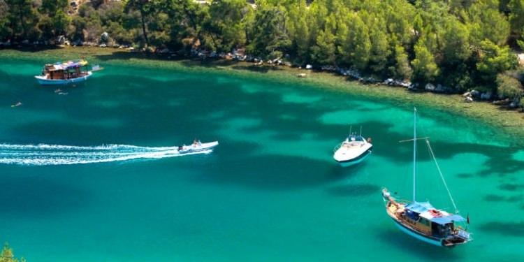 <p><strong>3. Bodrum - Türkiye</strong></p>
<p>Muğla'nın Bodrum ilçesi, mavinin 50 tonunu barındıran müthiş tabiatıyla sadece Türk turizminin değil, dünya çapında turizmin en çok tercih edilen noktalarından biridir.</p>