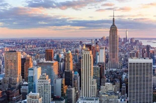 <p>Sakinlerinin sahip oldukları gayrimenkuller, nakit, varlık ve menkullerin toplam değeri üzerinden yapılan hesaplamaya göre ABD’nin New York kenti 3 trilyon dolarla (11.3 trilyon TL) dünyanın en zengin kenti oldu. Nüfusu 8.5 milyonun biraz üzerinde olan New York’ta ortalama kişisel servet yaklaşık 1.3 milyon TL’yi buluyor.</p>
<ul>
</ul>