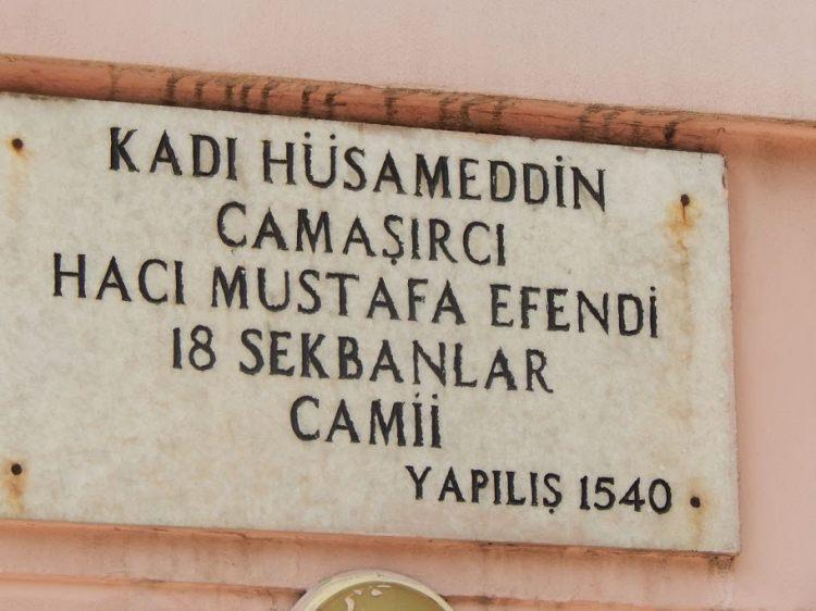 <p>Cami uzun yıllar bu isimlerle anıldıktan sonra 1755 yılında büyük bir yangın geçirdi. Eseri yangının ardından Çamaşırcı Hacı Mustafa isminde bir hayır sever tekrar onardı. Bunun ardından camiye onaran kişinin de adı verilince ortaya hayli uzun bir isim çıktı ve cami İstanbul'un en uzun isimli camisi oldu. </p>
