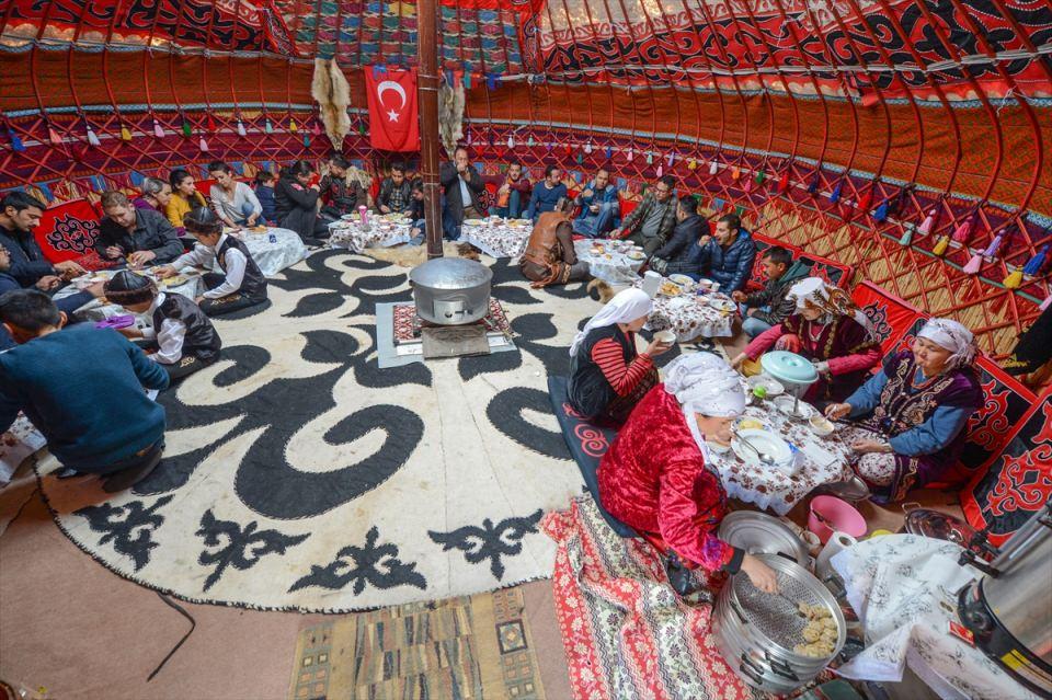 <p>Mahallede "han otağı"nı kuran Kenan Aytaç, AA muhabirine yaptığı açıklamada, otağı 3 ay önce kurduklarını ve oluşturulan alanla kent turizmine de katkı sunmayı amaçladıklarını anlattı.</p>
<p> </p>