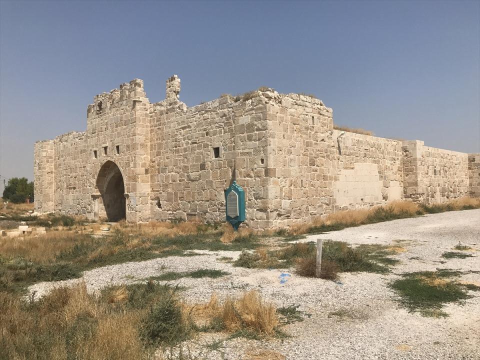 <p><strong>İçinde eczane ve baytar bulunurdu </strong></p>
<p>Selçuk Üniversitesi Jeoloji Mühendisliği Bölümü Öğretim Üyesi ve Jeoloji Mühendisleri Odası Konya Şube Başkanı Prof. Dr. Fetullah Arık, AA muhabirine yaptığı açıklamada, hanı yapanın ve yaptıranın tam olarak bilinmediğini, yapının belirli bir kitabesinin olmadığını belirtti. </p>