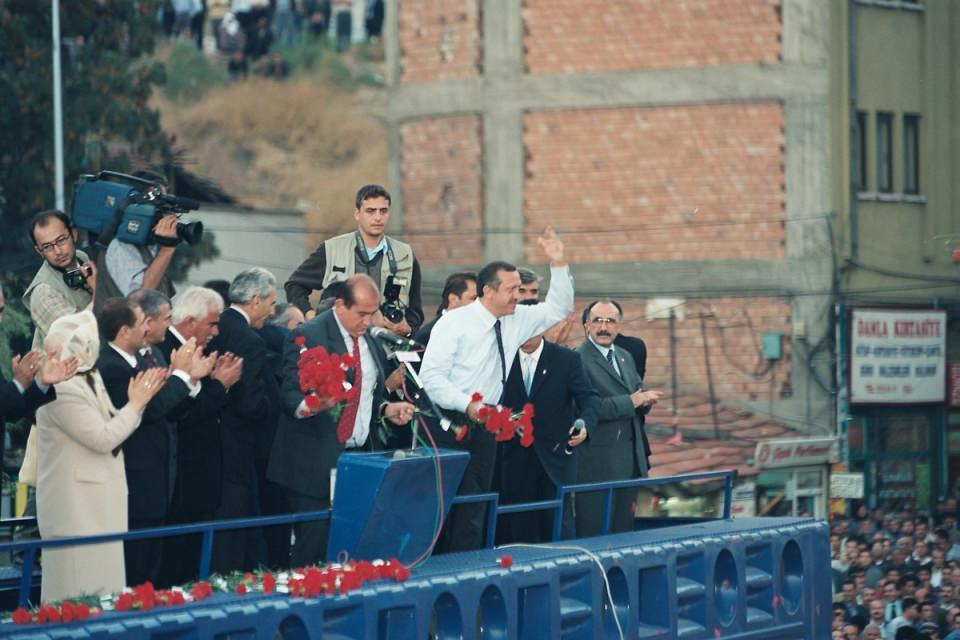 <p>Lise ve üniversite yıllarında Millî Türk Talebe Birliği öğrenci kollarında aktif görev alan Recep Tayyip Erdoğan, 1976 yılında MSP Beyoğlu Gençlik Kolu Başkanlığı'na ve aynı yıl MSP İstanbul Gençlik Kolları Başkanlığı'na seçildi.</p>
<p> </p>