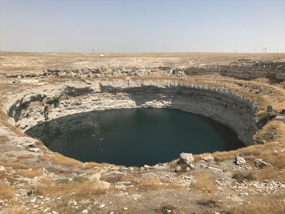 <p>Son yıllarda doğal jeolojik faktörlerin yanısıra aşırı su kullanımı gibi nedenlerle obruk oluşum sayısının arttığına dikkati çeken Arık, "Kızören Obruğu'nun hemen güneyinde Karapınar'a kadar olan bölgede geçmiş yıllarda oluşmuş Meyil ve Çıralı obrukları gibi tarihi obrukların yanı sıra yakın zamanda oluşan çok sayıda obruk bulunmaktadır." dedi. <br />
Han üzerinde yer alan haç motiflerinin o döneme ait devşirme malzemelerden kaynaklandığını anlatan Arık, "Selçuklular zamanında Anadolu'ya baktığınız zaman yapılarda yeni taş yerine, eski yapılardan malzemeler alınarak yeni mimariye uygun şekilde kullanıldığını görüyoruz. Bunu birçok Selçuklu eserinde görebilirsiniz. O zaman daha çok Roma dönemine ait eserler olduğu için bu eserlerden alınan devşirme malzeme kullanılmış. Han duvarındaki bazı taşlarda bulunan haç motifleri de buradan gelmektedir." diye konuştu.</p>
