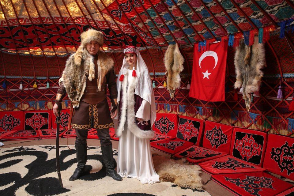 <p>Bizler de yavaş yavaş talepleri karşılamaya çalışıyoruz. Burada sergilediğimiz bütün ürünler el emeği ve 2000 yıl önce kullanılan ürünlerle aynı özellikleri taşıyor. Otağ, otağı oluşturan motifler, yemekler, yerde gördüğünüz keçe, halı ve bunların hepsinde bir stratejik sanat var.</p>