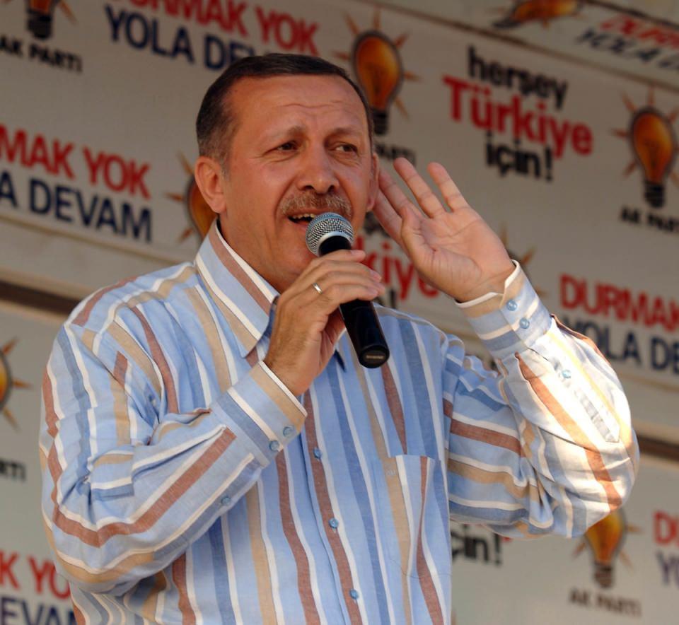 <p>Belediye kaynaklarının doğru kullanımı ve yolsuzluğun önlenmesi amacıyla olağanüstü önlemler alan Erdoğan, 2 milyar dolar borçla devraldığı İstanbul Büyükşehir Belediyesi'nin borçlarını büyük ölçüde ödedi ve bu arada 4 milyar dolarlık yatırım gerçekleştirdi. </p>