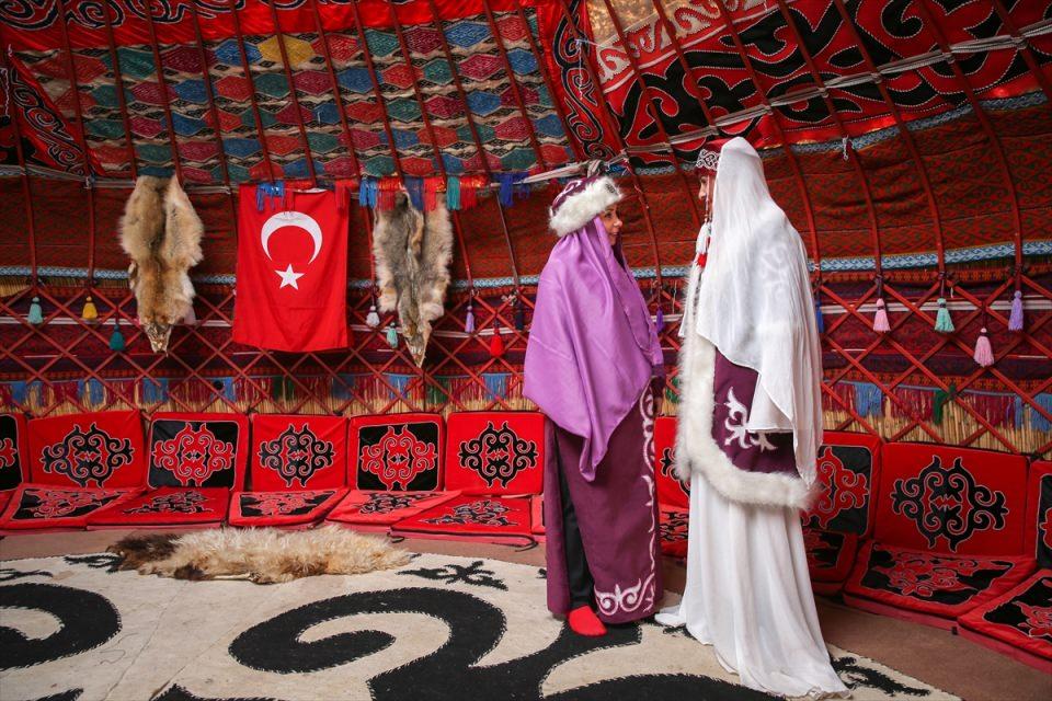 <p>Burada insan hakikaten de 2000 yıl öncesini yaşama imkanı buluyor." diye konuştu.</p>
