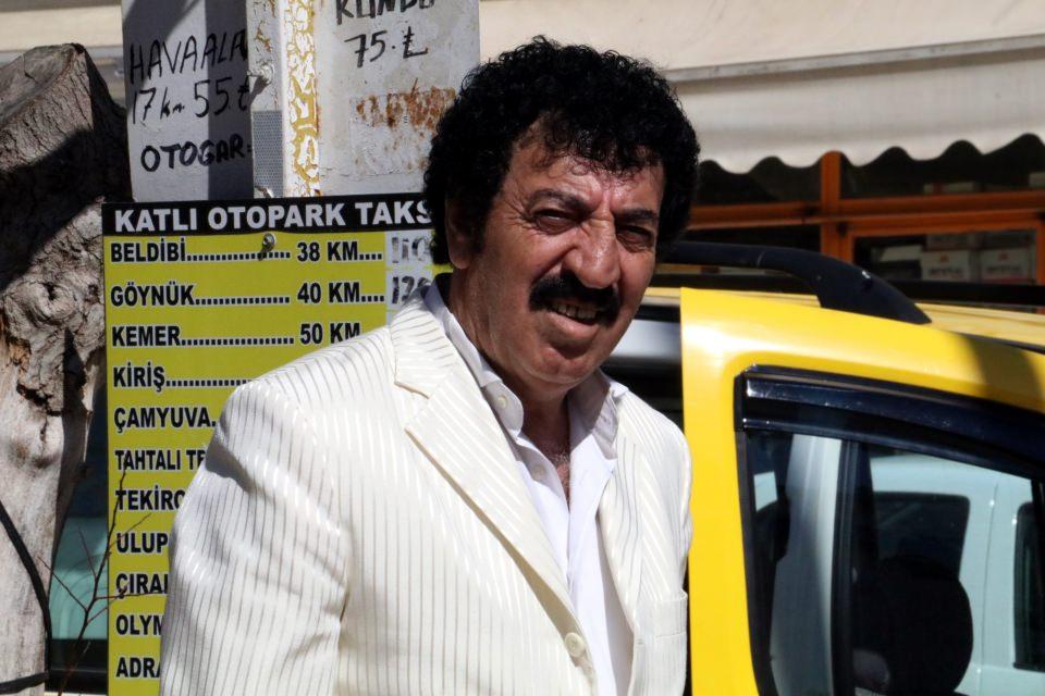 <p>O, sanat ötesinde başka bir insandı. Hem özlediğimiz Müslüm Gürses’i hatırlattığı için mutlu oldum, hem de kaybını hatırlamaktan dolayı üzüldüm" dedi. </p>

