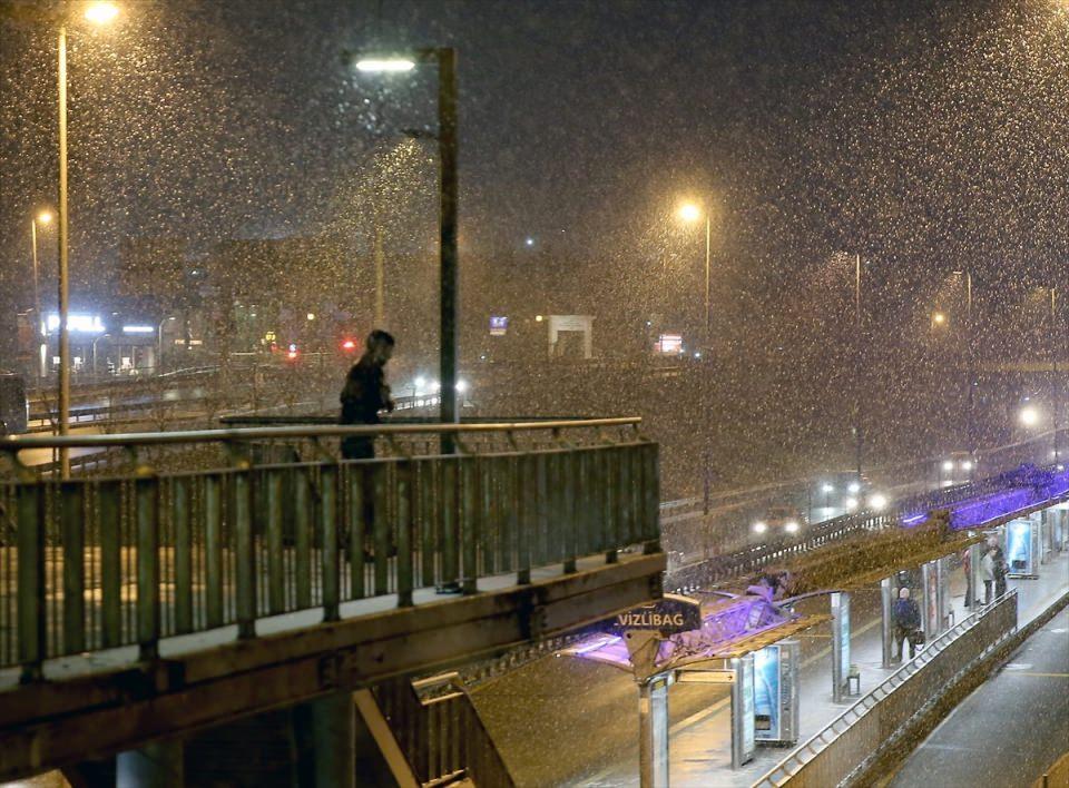 <p>İstanbul genelinde başlayan kar yağışı gece saatlerinden itibaren etkili olmaya başladı.</p>

