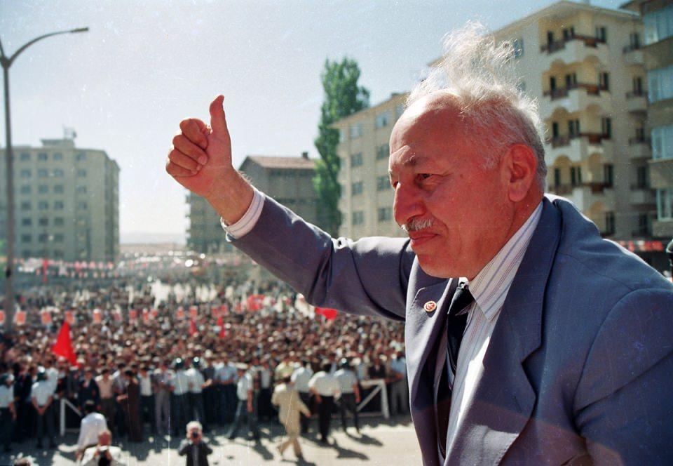 <p><strong>1988</strong></p>

<p>16 Ocak'ta RP kapatıldı, Erbakan'a 5 yıl siyaset yasağı getirildi</p>
