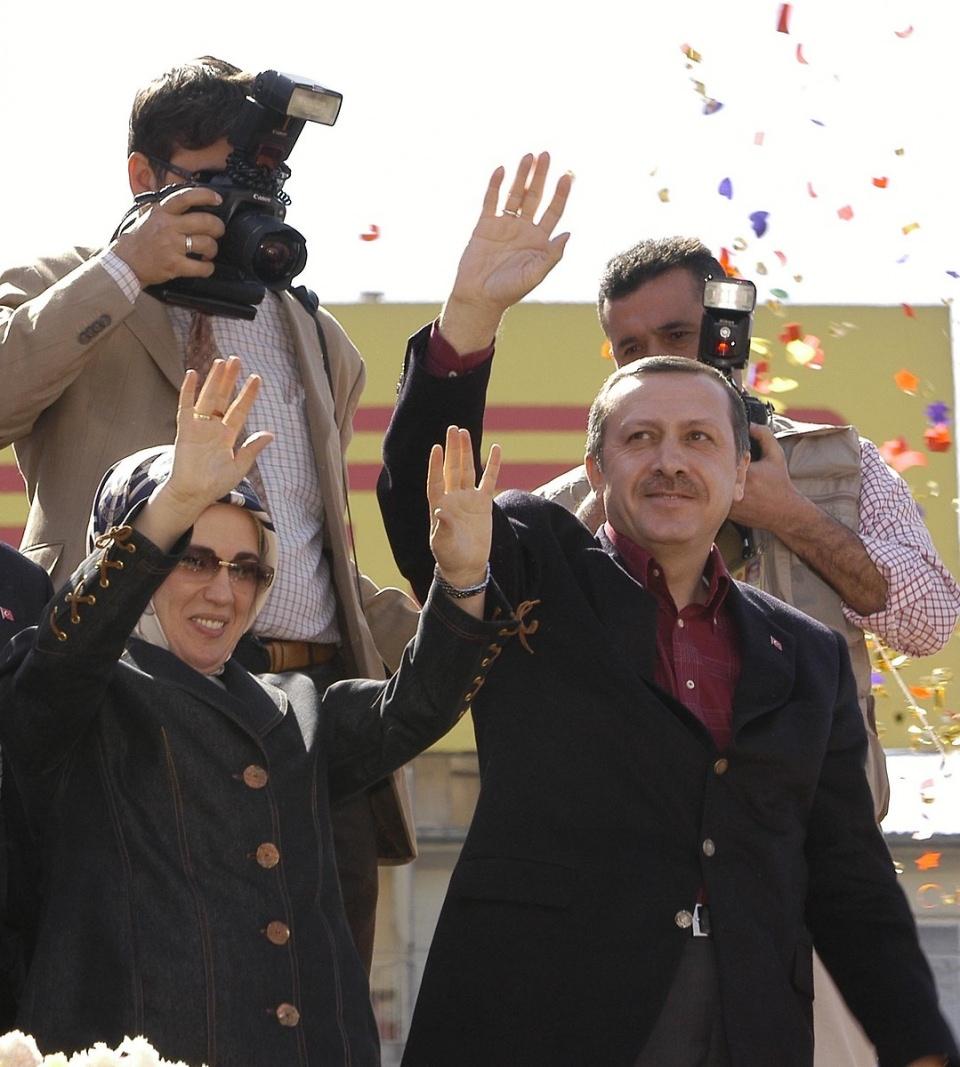 <p>Hakkındaki mahkeme kararı nedeniyle 3 Kasım 2002 seçimlerinde milletvekili adayı olamayan Erdoğan, yapılan yasal düzenlemeyle milletvekili adaylığının önündeki yasal engelin kalkması üzerine, 9 Mart 2003'te Siirt ili milletvekili yenileme seçimine katıldı.</p>

<p> </p>
