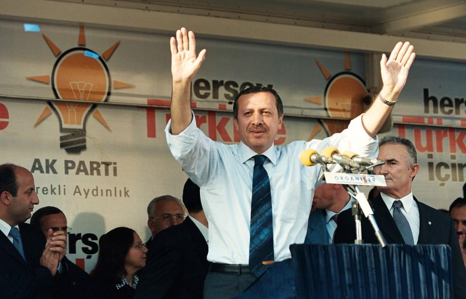 <p>Fark dersleri sınavını vererek Eyüp Lisesi'nden de diploma aldı. Üniversiteyi Marmara Üniversitesi İktisadî ve Ticarî Bilimler Fakültesi'nde okuyan Erdoğan, bu okuldan 1981 yılında mezun oldu.</p>