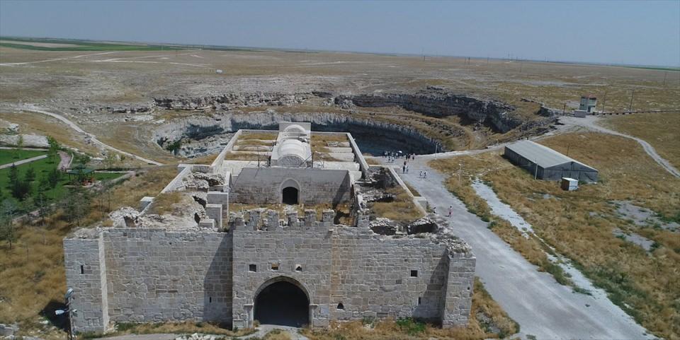 <p>Kapadokya'ya yolculuk edenlerin ve turist kafilelerinin zaman zaman uğradığı bir mekan olsa da henüz yeterli ilgiyi görmeyen hanın, restorasyon çalışmasının yapılması halinde bölge ekonomisine ve ülke turizmine daha fazla katkı yapabileceği belirtiliyor.</p>
<p> </p>