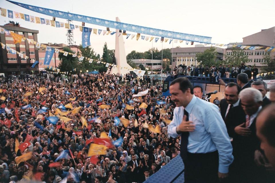 <p>Aynı zamanda bu yıllar, genç bir idealist olarak memleket meseleleri ve toplumsal sorunlarla ilgilenen Recep Tayyip Erdoğan'ın aktif politikaya adım attığı döneme rastlamaktadır.</p>