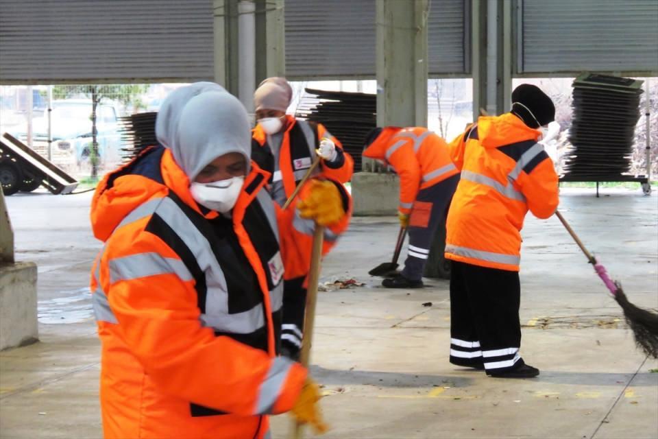 <p>Sınavda gözetmen olarak Lüleburgaz Belediye Başkan Yardımcısı Kevser Özkan, Lüleburgaz İlçe Milli Eğitim Şube Müdürü Nevzat Ulus, Lüleburgaz Belediyesi İnsan Kaynakları ve Eğitim Müdürü Dilek Çetin Çivi, Lüleburgaz Belediyesi Temizlik İşleri Müdürü Sedat Şen ve Zabıta Müdürü Raif Bıyıktaş yer aldı.</p>