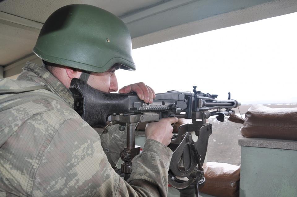 <p><strong>"Sınır hattı kameralarla 24 saat izleniyor"</strong><br />
Türkiye-Ermenistan arası Kars sınır hattı, kameralarla 24 saat görevli askerler tarafından izlenirken, sınır ihlaline anında müdahale ediliyor.</p>