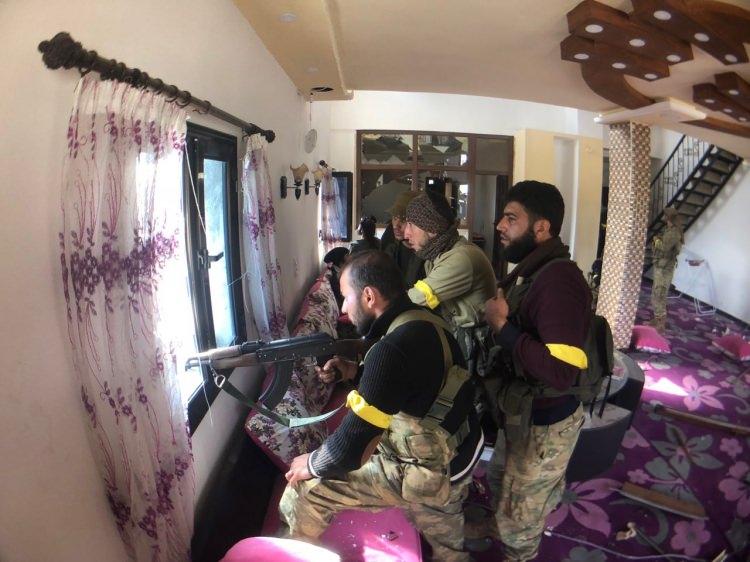 <p><strong>İNGİLİZLERİ VE İŞBİRLİKÇİ ARAPLARI PÜSKÜRTTÜLER</strong></p>
<p> </p>
<p>7. Ordu, Halep’in 5 km. kuzeyine çekildi. Karargâh Katma’da kuruldu. Çekilirken önlemini alan Mustafa Kemal, 26 Ekim’de saldırıya geçen Arap ve İngiliz kuvvetlerini püskürttü.</p>