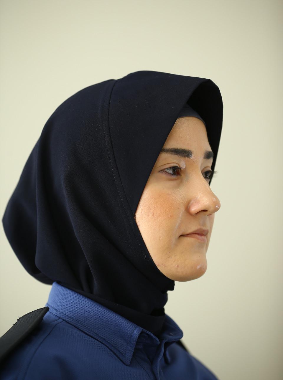 <p>Başörtüsü kullanan personel için de kolayca takılabilen başörtüler tasarlandı.</p>
<p> </p>