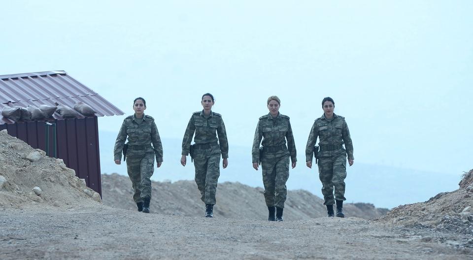 <p>Türk Silahlı Kuvvetlerinin (TSK), Özgür Suriye Ordusunun (ÖSO) desteğiyle 20 Ocak'tan bu yana sürdürdüğü harekata katılan bazı birliklerde kadın askerler de görev yapıyor. Bir kısmı daha önce Fırat Kalkanı Harekatı'na da katılan kadın subaylar, Zeytin Dalı Harekatı'na katılan birliklerin adeta eli ayağı oluyor.</p>
<p> </p>