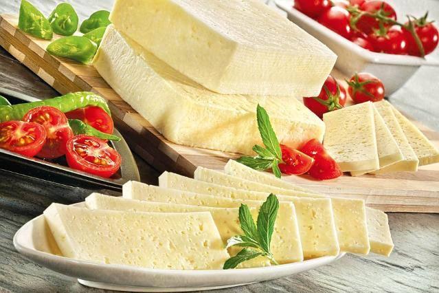 <p>Peynir alırken rengine, dokusuna ve deliklerine dikkat etmek gerekir. Eğer peynire parmağınızla bastırdığınızda şekli değişmiyorsa almamanızda fayda var. Bunun yanı sıra peynirin üzerinde beyaz bir katman varsa da alınmamalıdır.</p>
