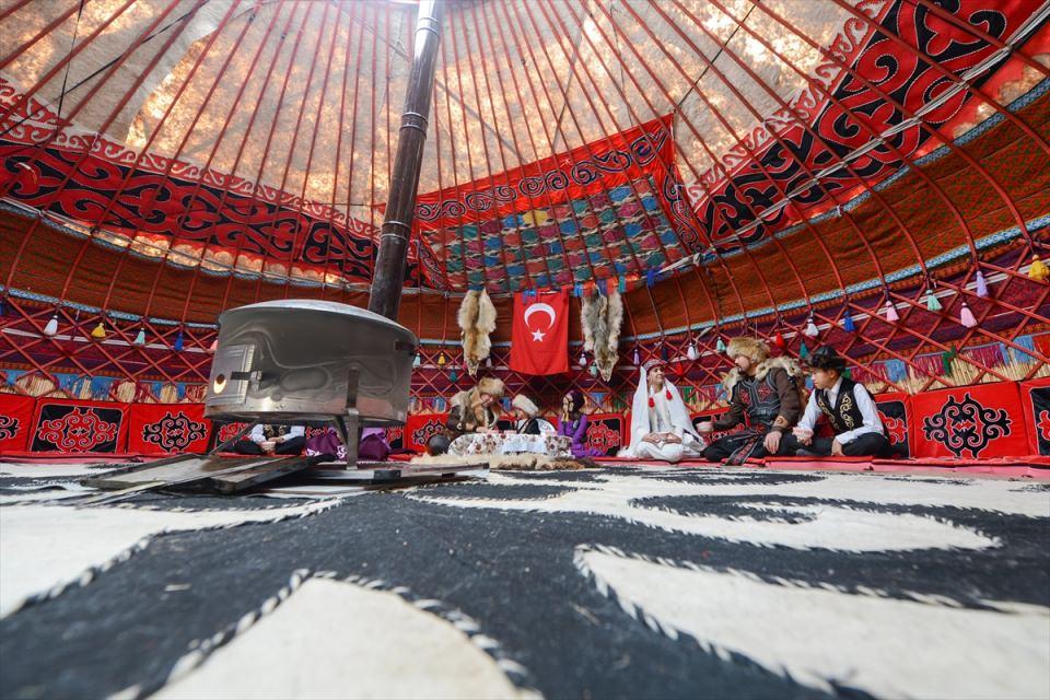 <p>Buraya bakınca atalarımıza ne kadar minnet borcu içerisinde olduğumuzu hissettim. Burada giydiğimiz kıyafetlerinde üzerimizde asil durduğunu gördük." ifadelerini kullandı.</p>