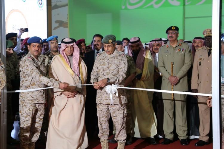 <p>Suudi Arabistan Savunma Bakanlığı tarafından, Kral Selman bin Abd&uuml;laziz ile Veliaht Prens Muhammed bin Selman himayesinde "Riyad Uluslararası Kongre ve Fuar Merkezi"nde ger&ccedil;ekleştirilen AFED 2018 t&ouml;renle a&ccedil;ıldı.</p>

<p>&nbsp;</p>
