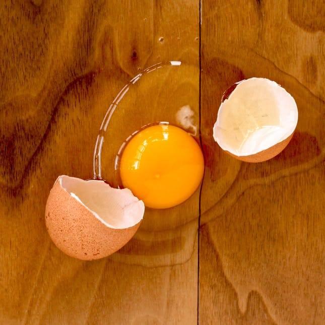 <p>Buzdolabından yumurtayı alırken kırdınız ve yumurtanın tamamı yere sıçradı. Hemen üzerine tuz dökün. Tuz yumurtanın çok kolay bir şekilde temizlenmesini sağlayacaktır.</p>
