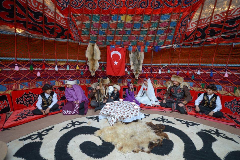 <p> Burası hem atalarımız hem de geldiğimiz toprakların bir yansıması olarak karşımıza çıktı. </p>
