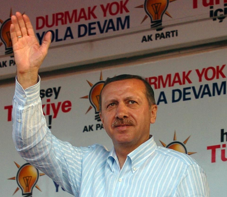 <p>Recep Tayyip Erdoğan, 4 ay kaldığı cezaevinden çıktıktan sonra kamuoyunun ısrarlı talebi ve gelişen demokratik sürecin bir sonucu olarak 14 Ağustos 2001'de arkadaşlarıyla birlikte Adalet ve Kalkınma Partisi'ni (AK Parti) kurdu ve Kurucular Kurulu tarafından AK Parti'nin Kurucu Genel Başkanı seçildi. </p>

<p> </p>
