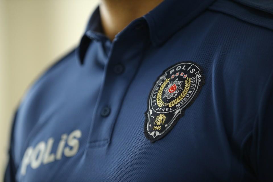 <p>Anadolu Ajansı (AA), emniyet teşkilatında kullanılmaya başlanan yeni kıyafetleri görüntüledi.</p>

<p> </p>

