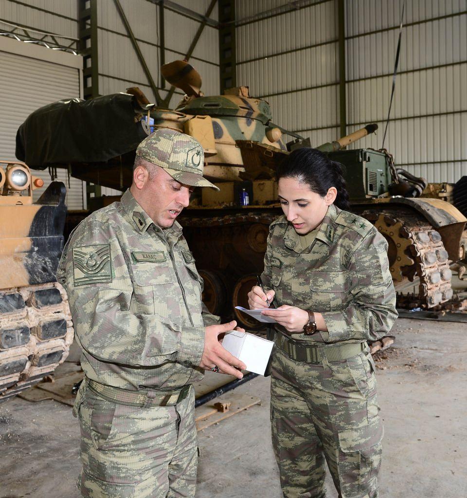 <p>Kadın subayların verilen görevleri büyük bir titizlikle yerine getirdiğini vurgulayan Yüksel, "Gurur verici bir görev, verilen emirleri en hızlı şekilde yerine getiriyoruz." dedi.</p>
<p> </p>