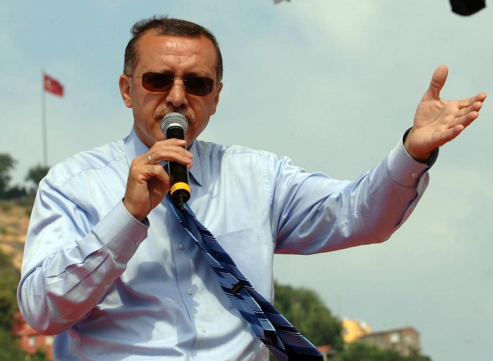 <p>Su sorunu, yüzlerce kilometrelik yeni boru hatlarının döşenmesiyle; çöp sorunu ise dönemin en modern geri-dönüşüm tesislerinin kurulmasıyla çözümlendi.</p>
<p> </p>