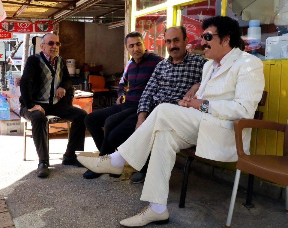 <p><strong>Ölmeden önce beraber reklam filminde yer aldılar</strong><br />
</p>
<p>Müslüm Gürses ile 1996 yılında bir konserde tanışan Baki Çiçek, benzerlik sonrası arkadaşlıklarının devam ettiğini ve Gürses ölmeden önce bir çay reklamında birlikte rol aldıklarını anlattı.</p>