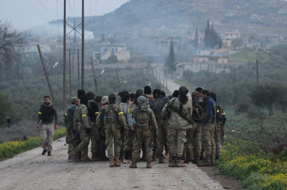 <p><strong>RACO ELE GEÇİRİLDİ! İŞTE İLK FOTOĞRAFLAR</strong></p>

<p>Türk Silahlı Kuvvetleri (TSK) ve Özgür Suriye Ordusu (ÖSO), Afrin'in stratejik öneme sahip Racu belde merkezine girerek bölgenin büyük bölümünü kontrolüne aldı. Belde merkezinde direnmeye çalışan az sayıdaki teröristle çatışmalar sürüyor.</p>
