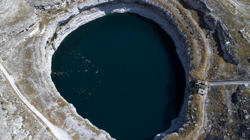 <p>Selçuklu kervansaraylarının karakteristik özelliği olan, kervanların 9 saatte alacağı 30-40 kilometrelik menzile uygun şekilde konumlandırılan "Obruk Hanı", adını yanı başındaki Kızören Obruğu'ndan alıyor. </p>

<p> </p>

