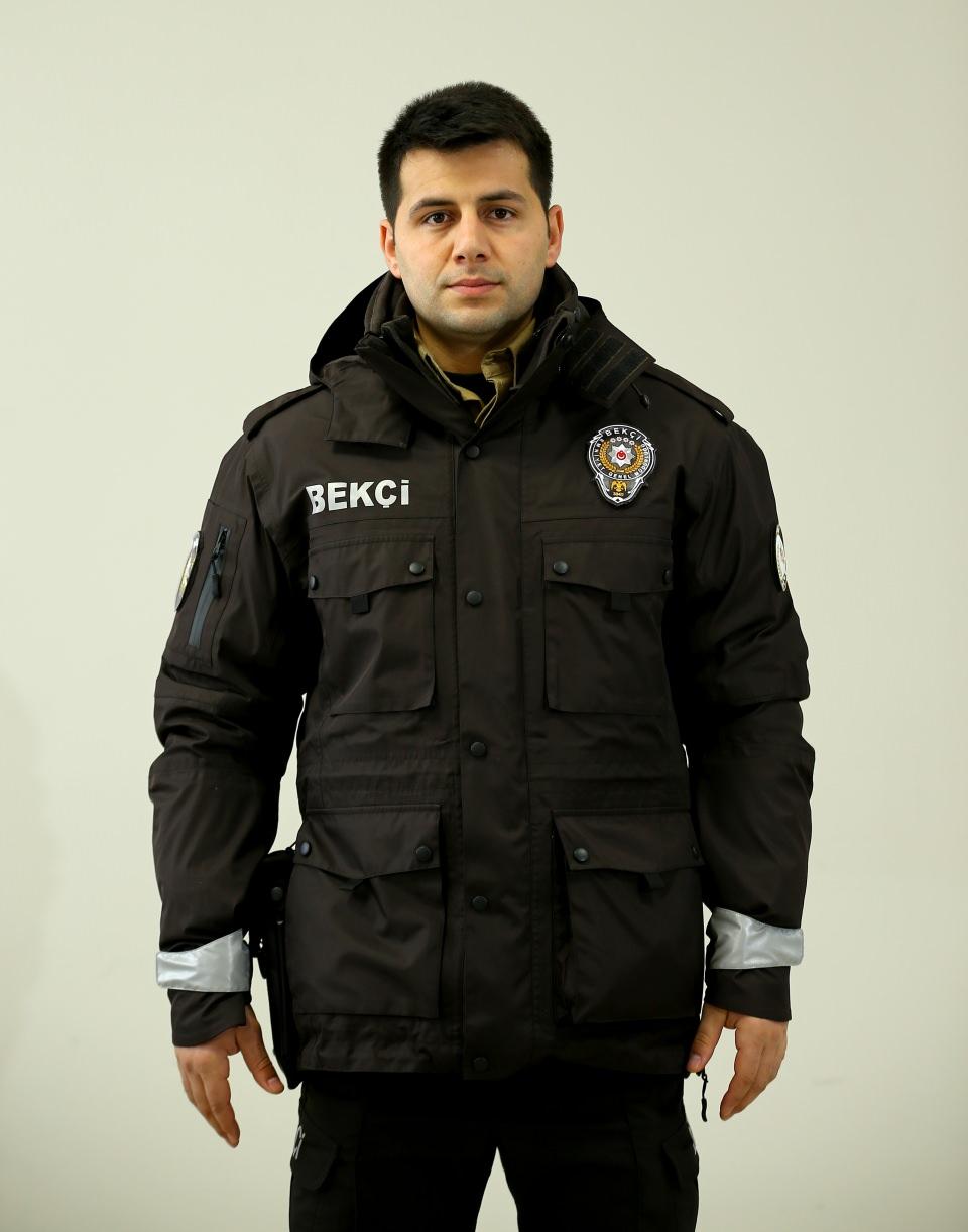 <p><strong>Polis, silahını daha rahat kullanacak</strong></p>
<p>Personele kış aylarında kullanması için de "soft-shell" yüzeyli, nefes alabilen membran kumaştan üretilmiş mont, su itici polyester kumaştan üretilmiş parka ve yüzde 100 deri, su geçirmeyen ve nefes alabilen botlar verildi.</p>