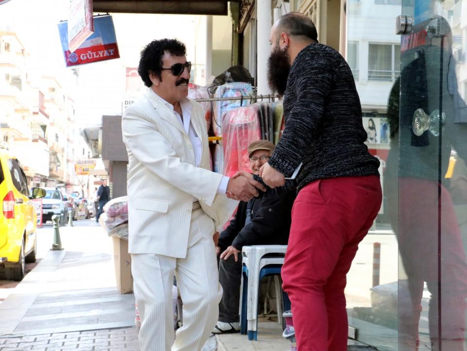 <p><strong>"Bazı insanlar beni görünce onun öldüğüne inanmıyor"</strong><br />
</p>
<p>Müslüm Gürses’e olan benzerliğinden dolayı insanların olumlu tepkisiyle karşılaştığını ifade eden Çiçek, "Bazı insanlar inanmıyor. </p>