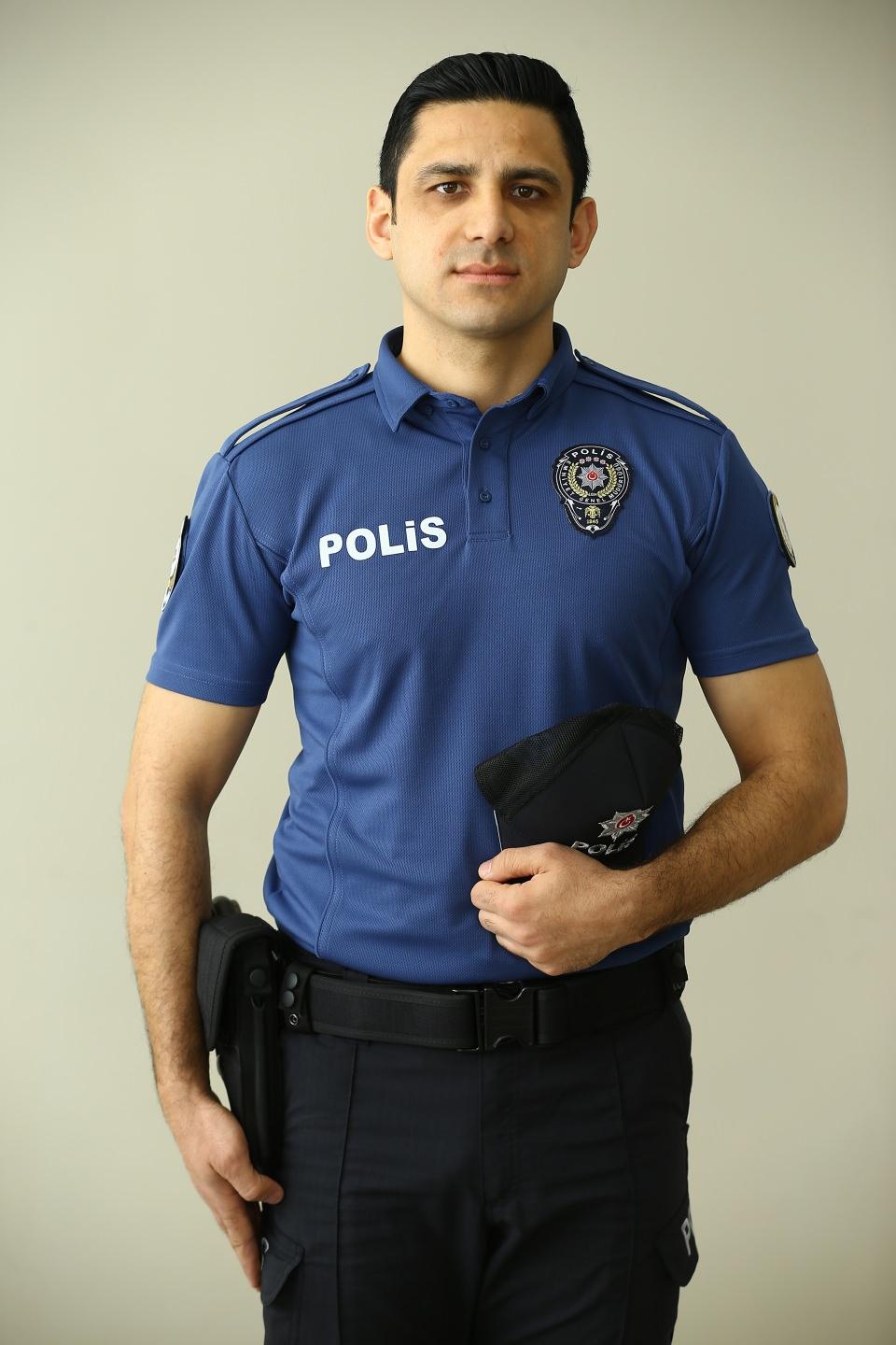 <p><strong>Birimler arası geçişlerde tasarruf sağlanacak</strong></p>
<p> </p>
<p>Halihazırda 26 farklı üniforma, 14 farklı bot ve 3 farklı ayakkabının kullanıldığı emniyet teşkilatındaki düzenlemeyle üniforma çeşidi sayısı ile birimler arasındaki geçişlerde farklı kıyafetlere duyulan ihtiyaç azaltıldı.</p>